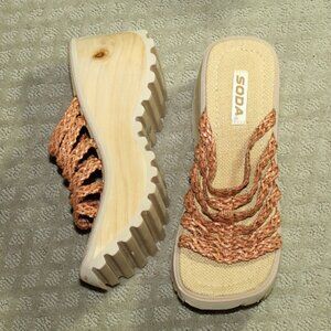 NWOT Soda Women's 9 Tan Woven Platform Wedge Wooden Sandals